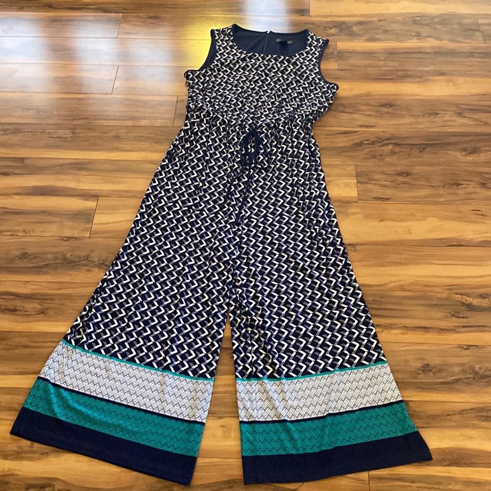 Jessica Howard jumpsuit is fun and dressy just in time for summer!!